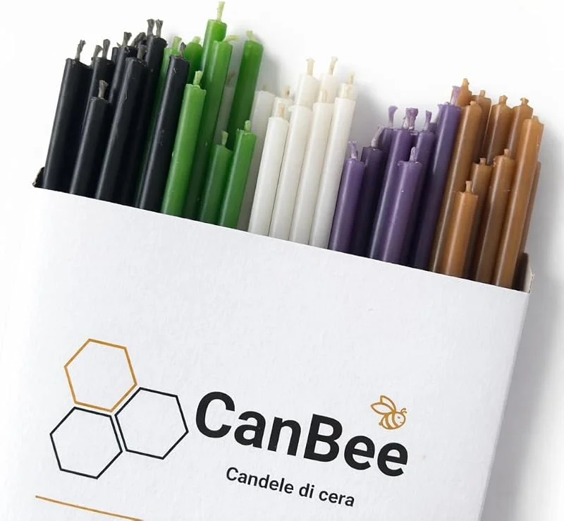 CanBee Candele di cera 50 Velas Finas Multicolor de Cera de Abeja Natural – Negro Blanco Verde Violeta Amarillo – 16 cm x Ø 5 mm – Combustión 40 Min Sin Humo – Para Meditación Yoga Relax y Ambiente Natural – CanBee — Cena a la luz de velas