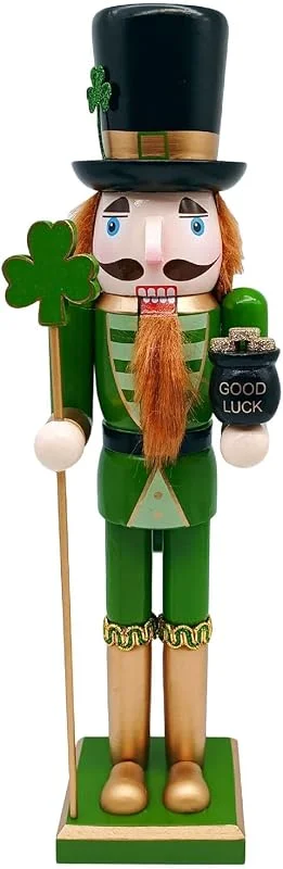 Visita la tienda de Cabilock Cabilock Figura irlandesa de soldado cascanueces de madera de 15 pulgadas, varita de trébol, adorno tradicional del día de San Patricio, decoración verde de cascanueces irlandés de la suerte para mesa — Decoracion Navidad