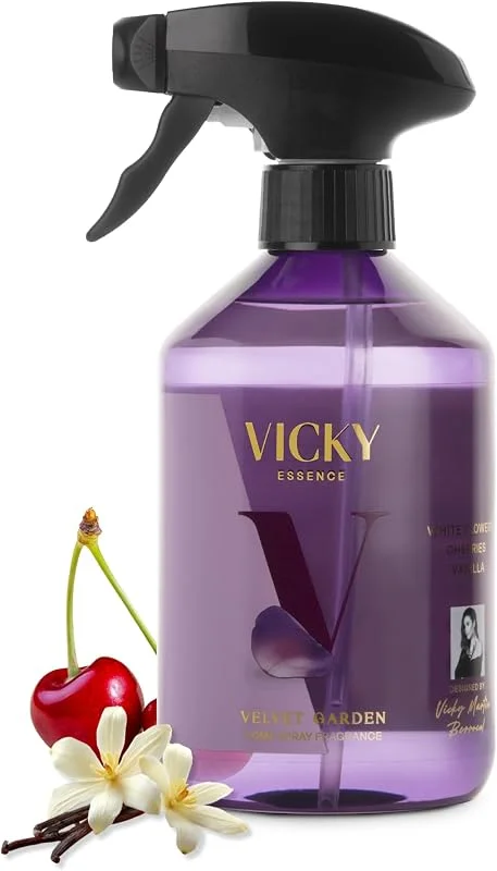 Visita la tienda de VICKY MARTIN BERROCAL VICKY ESSENCE HOME SPRAY Ambientador de Hogar Velvet Garden – Home Spray Perfumado con Flores Blancas, Cereza y Vainilla – Aroma Romántico y Acogedor – 500 ml — Hogar y cocina