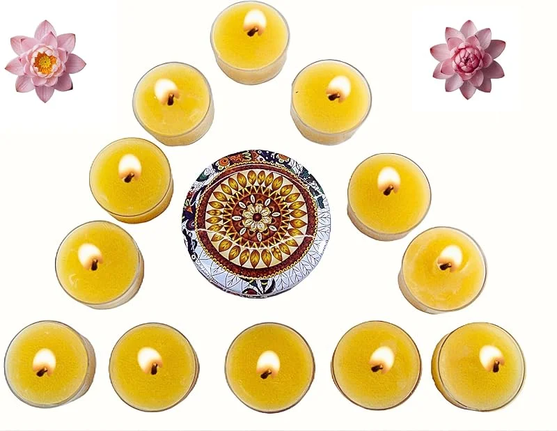 Apis Ibérica Velas de Té Cera de Abeja 100% Natural Española (Pack 12) +1 Portavelas, NO Parafina, Aroma a Miel, Mecha de Algodón, Quemado Limpio (~4, 5 h), Compatibles con Portavelas, Artsesanales — Cena a la luz de velas