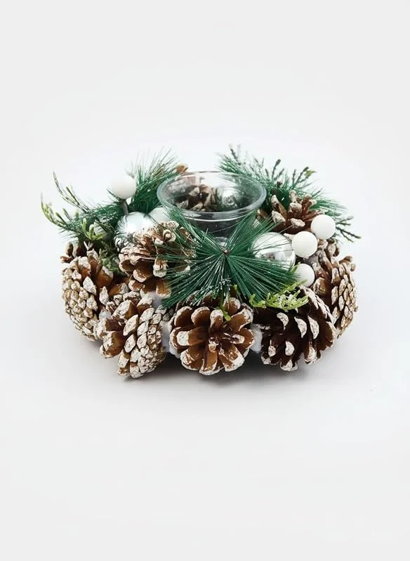 Generico Centro de mesa navideño con piñas nevadas, ramas de pino artificiales, bayas blancas y portavelas de cristal, decoración festiva elegante para mesa, salón y cena de Navidad — Decoracion Navidad