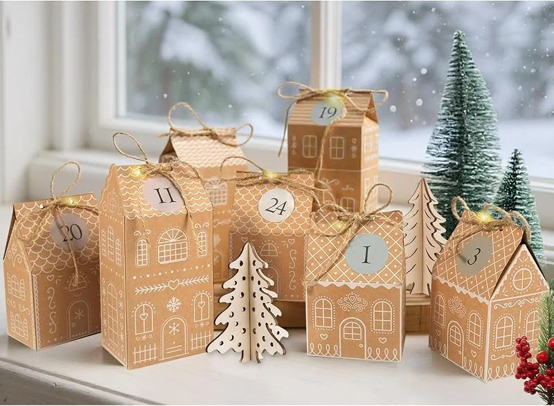 Visita la tienda de RUBY RUBY Calendario de Adviento para rellenar – 24 casitas de jengibre DIY con luces LED, cuerda de yute, pegatinas numeradas – Reutilizable para la familia — Adviento y mesa