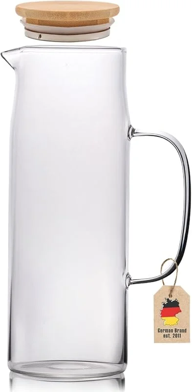 Intirilife Jarra 1, 3l en CLARO - Jarra de vidrio resistente borosilicato con mango y bambú tapa de madera al calor para bebidas calientes y frías - Jarra de agua Jarra de té helado — Vino y mesa festiva