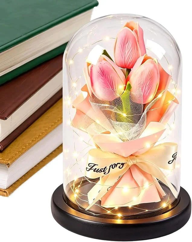 Generisch Flores eternas en una campana de como decoración romántica de mesa — Cena a la luz de velas