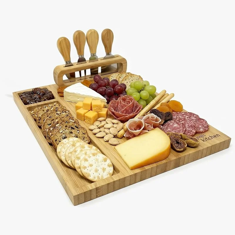 Visita la tienda de joeji's Kitchen joeji's Kitchen Set de Regalo de Tabla de quesos - Tablero Madera de bambú natural con Cuatro Cuchillos - Ideal para charcutería y tapas - Ponga de inauguración de la casa de Aniversario Navidad — Adviento y mesa
