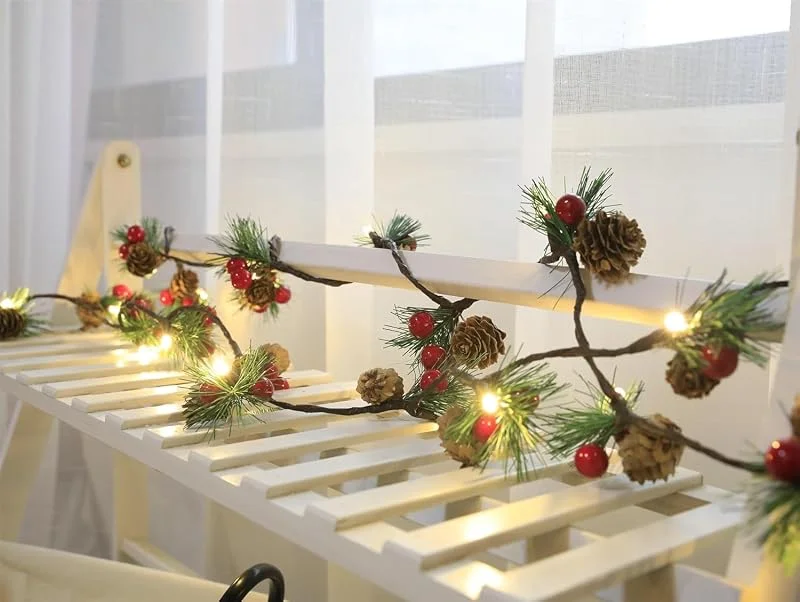 Queta Guirnalda de Navidad para Decoración, Guirnalda de Pinos Con Cadena de Luz de Cobre Mejorada, Conos y Bayas Artificiales - Para Puerta, Escaleras, Chimeneas, Corona (3 m, 30) — Decoracion Navidad