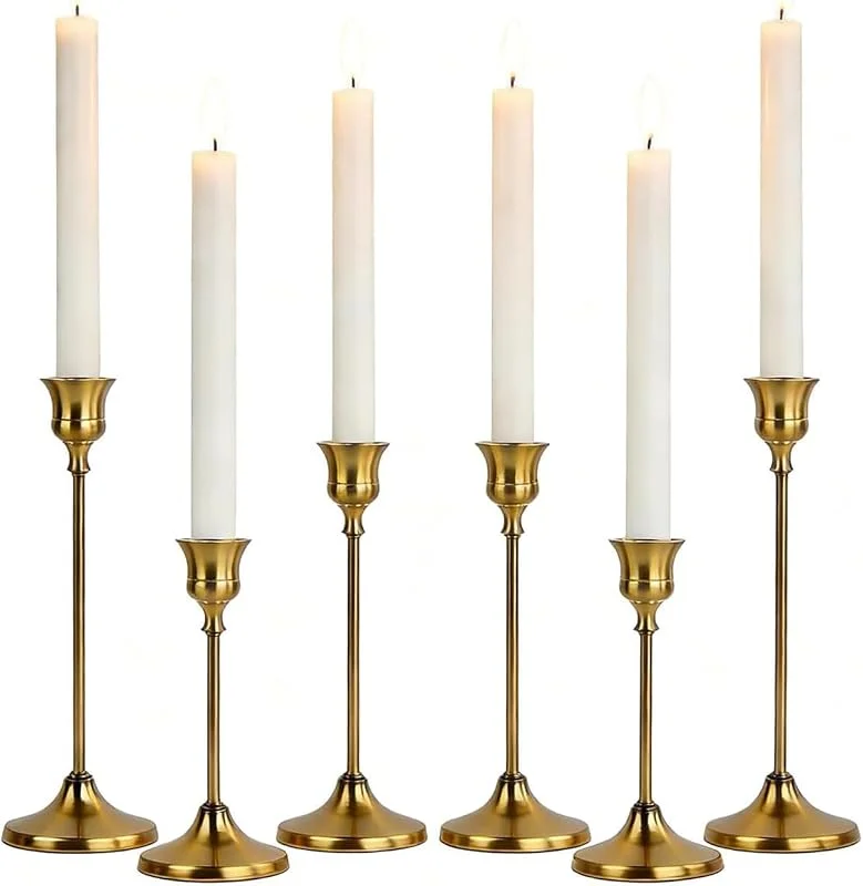 Wenrou Candelabros de Metal, 6 Portavelas Dorados, Portavelas de Metal Vintage para Velas Cónicas, Vintage Cónicas Portavela de Metal Alto, Porta Velas en Tres Alturas de 16, 19, 22 cm, para Bodas, Fiestas — Cena a la luz de velas