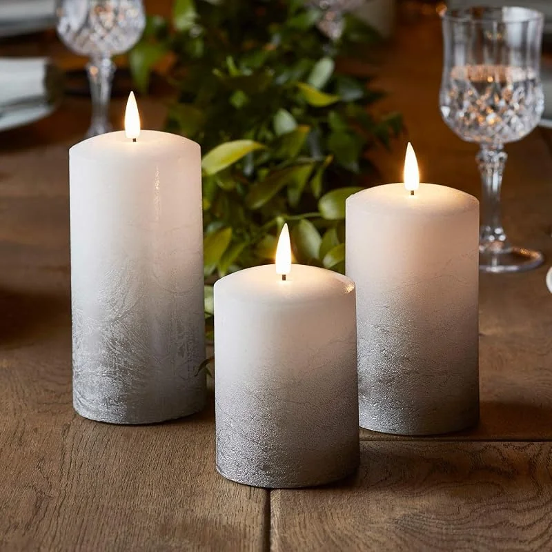 Visita la tienda de Lights4fun Lights4fun TruGlow® Conjunto de 3 Velas LED sin Llama a Pilas en Cera Blanca con Efecto Ombré Plateado con Mecha y Llama Parpadeante — Cena a la luz de velas