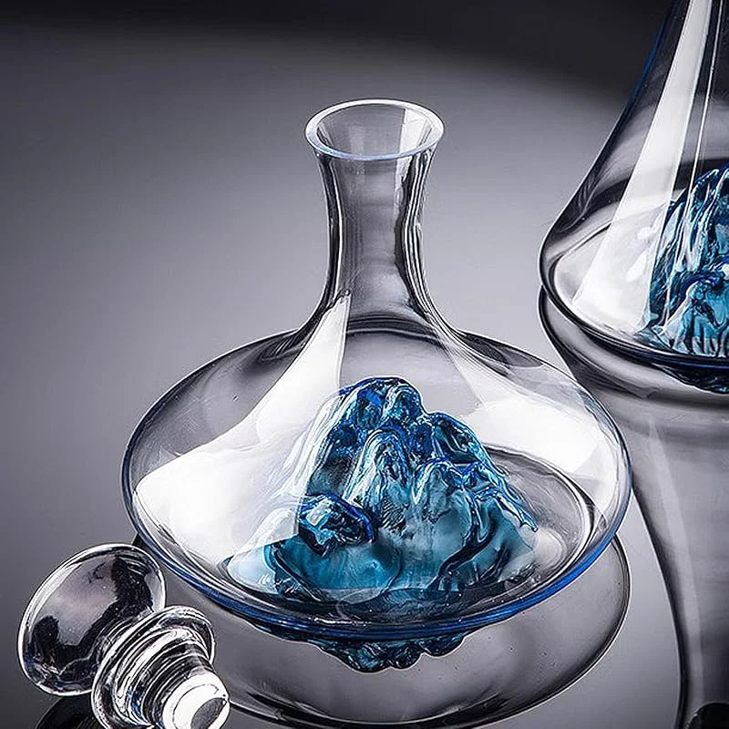Lvpradior Decantador de vino de cristal, jarra de vino de lujo con cascada de iceberg azul incorporada, aireador de vino sin plomo con tapón de vidrio, accesorios de vino (corto 1, 2 L) — Vino y mesa festiva