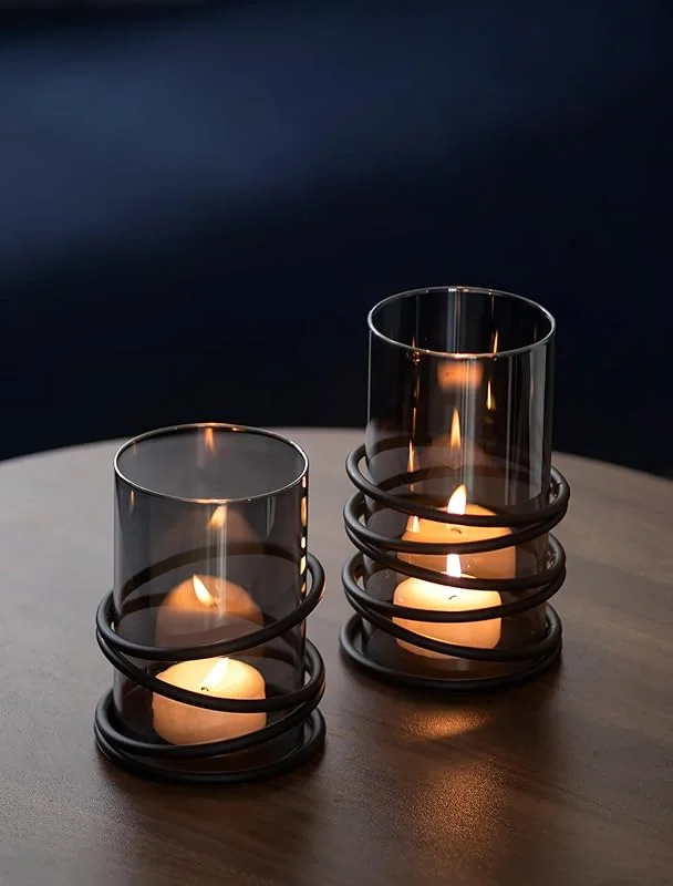 Visita la tienda de Sziqiqi Sziqiqi Portavelas Negro con Cristal Ahumado: Portavelas Moderno para Velas de Vela Cortas para Decoración de Mesa - Juego de 2 Candeleros de Metal para Exterior Decoración Salón — Cena a la luz de velas